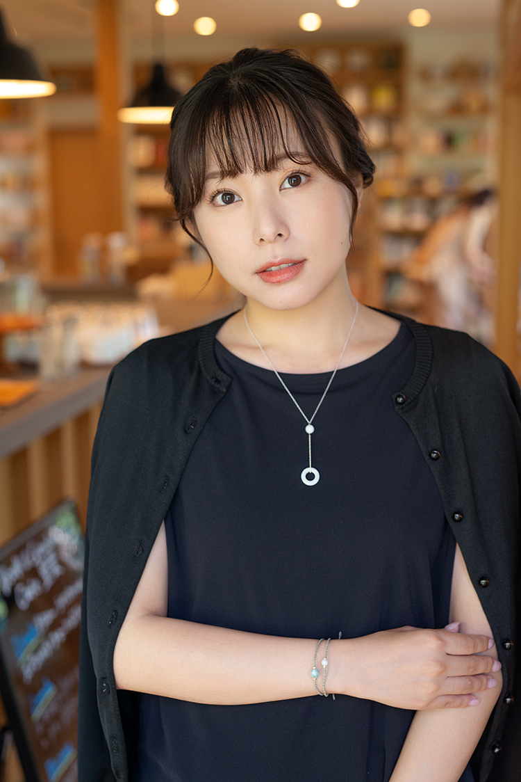 シンプルな服装と白翡翠