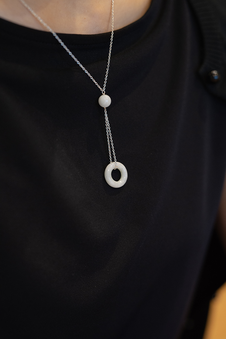 白翡翠のペンダント