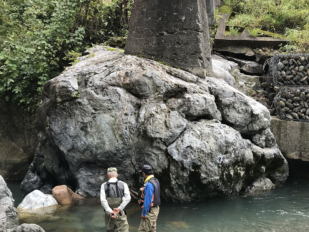 ヒスイ峡での見学のようす