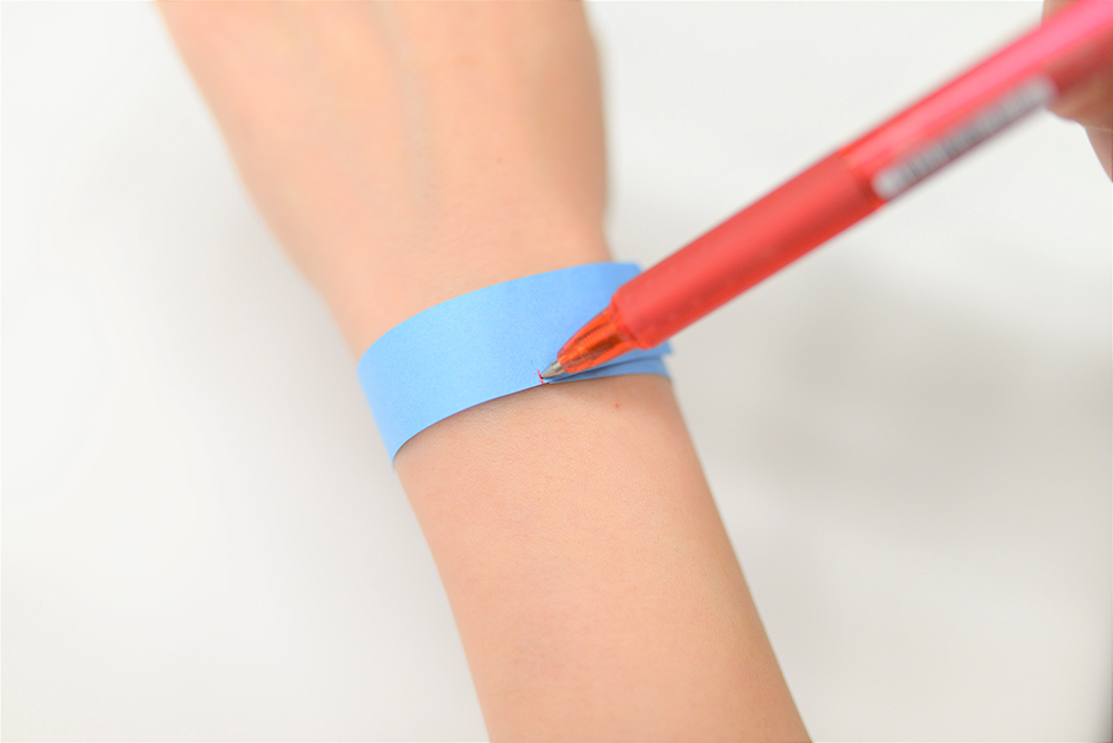 重なった部分にペンで印をつける