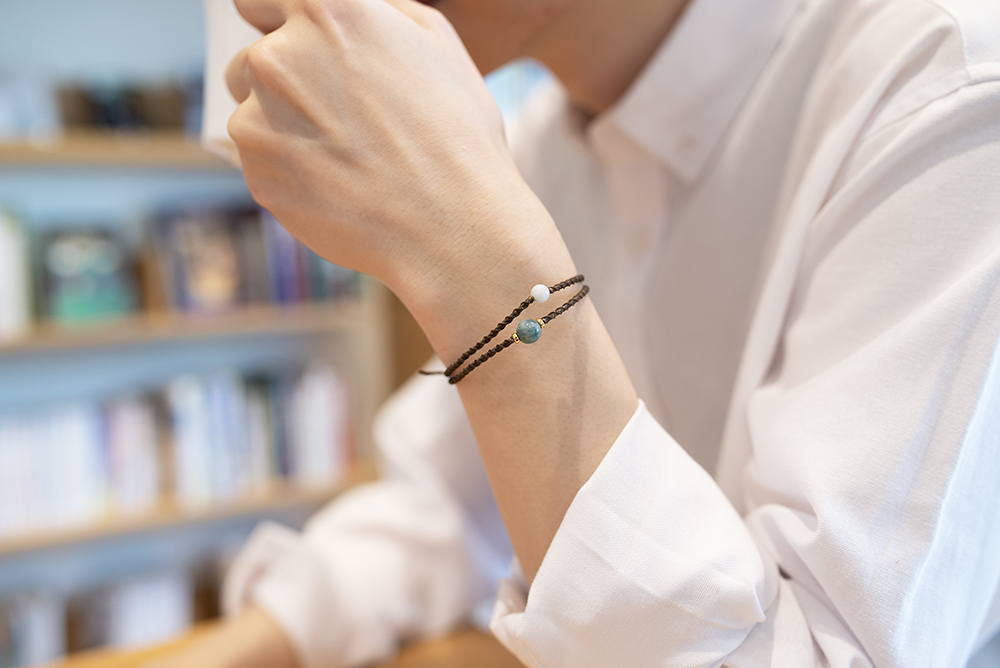 紐ブレスレット（マクラメ）Ｍサイズ着用