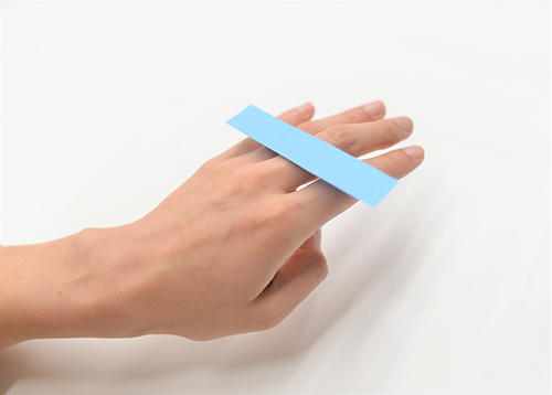 1. サイズを測りたい指（指輪をつけたい指）の一番太い部分にメジャーを巻きつける