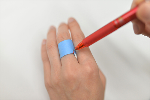 >2. 重なった部分にペンで印をつける