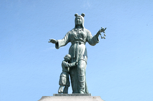 糸魚川翡翠の勾玉をもつ奴奈川姫（ぬながわひめ）の像