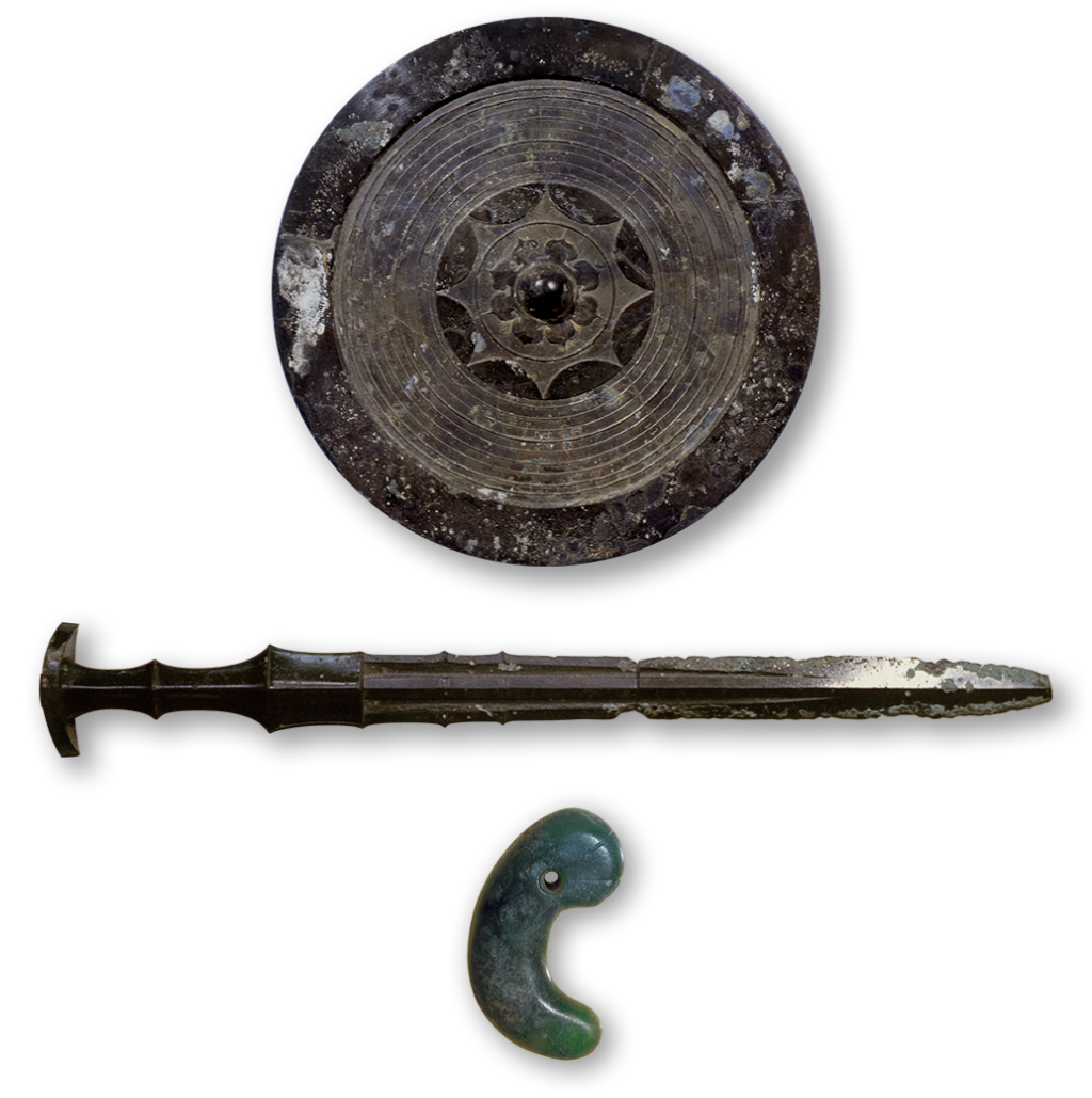 三種の神器。上から鏡、剣、そして勾玉。