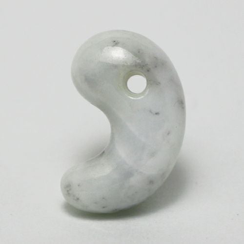ごま塩な勾玉・透明感良し・艶美麗】（高品質白色ヒスイ）糸魚川天然