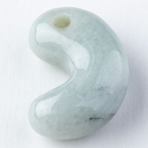 半透明・ほんのり青・艶良し】（高品質青色ヒスイ）糸魚川天然翡翠勾玉