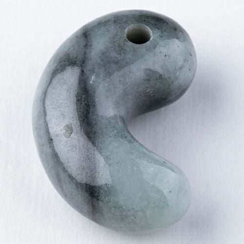 濃いグレー・艶良し】（高品質濃グレー色ヒスイ）糸魚川天然翡翠勾玉