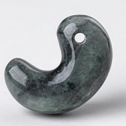 黒系・艶美麗】（高品質黒色ヒスイ）糸魚川天然翡翠勾玉 | 糸魚川翡翠