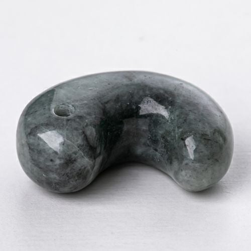 黒系・艶美麗】（高品質黒色ヒスイ）糸魚川天然翡翠勾玉 | 糸魚川翡翠
