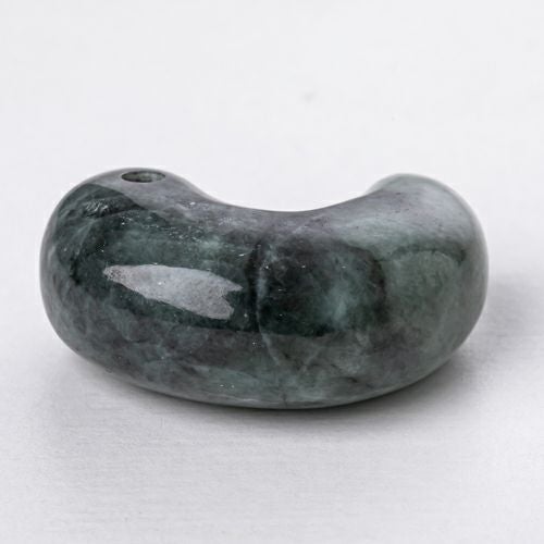 黒系・艶美麗】（高品質黒色ヒスイ）糸魚川天然翡翠勾玉 | 糸魚川翡翠