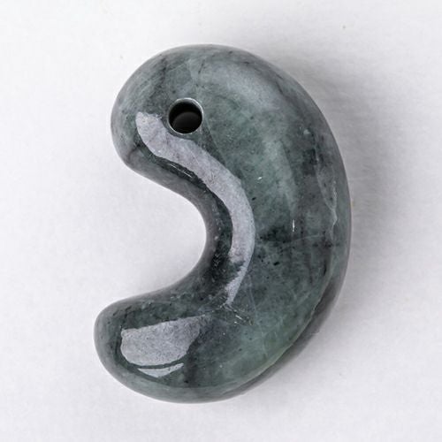 黒系・艶美麗】（高品質黒色ヒスイ）糸魚川天然翡翠勾玉 | 糸魚川翡翠