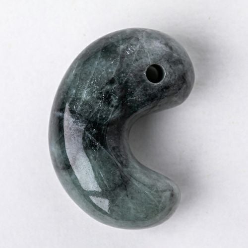 黒系・艶美麗】（高品質黒色ヒスイ）糸魚川天然翡翠勾玉 | 糸魚川翡翠