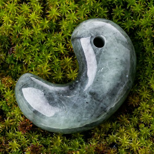 黒系・艶美麗】（高品質黒色ヒスイ）糸魚川天然翡翠勾玉 | 糸魚川翡翠
