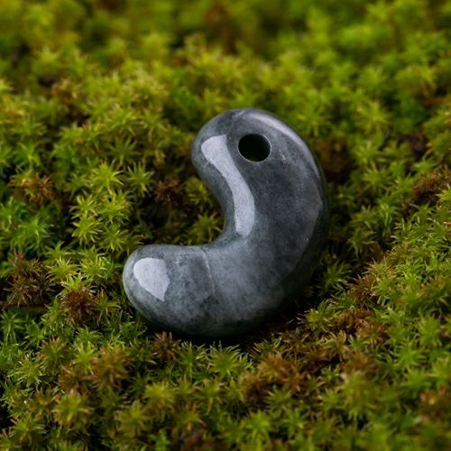 黒系・艶美麗】（高品質黒色ヒスイ）糸魚川天然翡翠勾玉 | 糸魚川翡翠