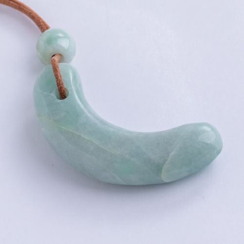 すぐ使えるヒモ付・中型・ほんのり緑・艶良し】（高品質濃緑色ヒスイ