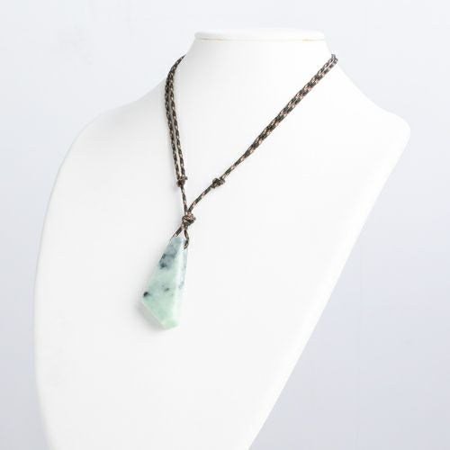 翡翠ペンダント