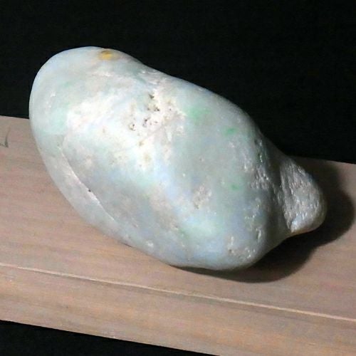 手のひらサイズ・宝石質で美しい・400g】（高品質淡緑色ヒスイ）糸魚川