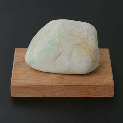 プレミアム・机上用漂石・326g】（プレミアム淡緑色ヒスイ）糸魚川天然