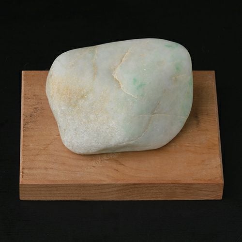 プレミアム・机上用漂石・326g】（プレミアム淡緑色ヒスイ）糸魚川天然