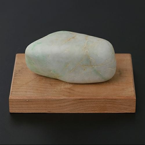 プレミアム・机上用漂石・326g】（プレミアム淡緑色ヒスイ）糸魚川天然