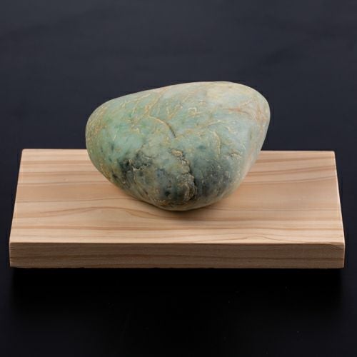 海石・親不知産・ほんのり緑・550g】（高品質濃緑色ヒスイ）糸魚川天然