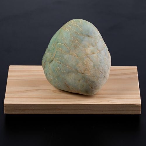 海石・親不知産・ほんのり緑・550g】（高品質濃緑色ヒスイ）糸魚川天然