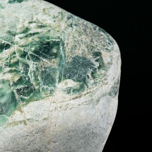 海石・輝く結晶緑模様・親不知産・1.7kg】（高品質濃緑色ヒスイ
