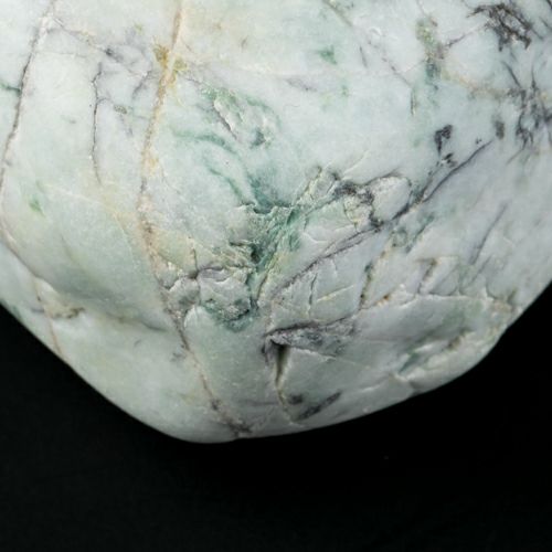 海石・白色に緑黒縞模様・親不知海岸産・745g】（高品質淡緑色ヒスイ