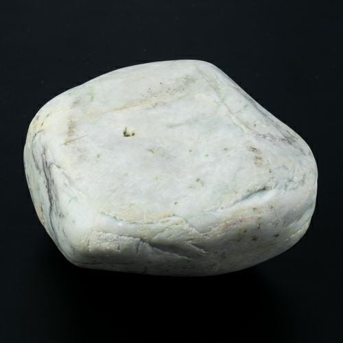 海石・白地に緑黒縞模様・親不知海岸産・1.4kg】（高品質淡緑色ヒスイ