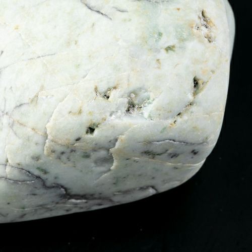 海石・白地に緑黒縞模様・親不知海岸産・1.4kg】（高品質淡緑色ヒスイ