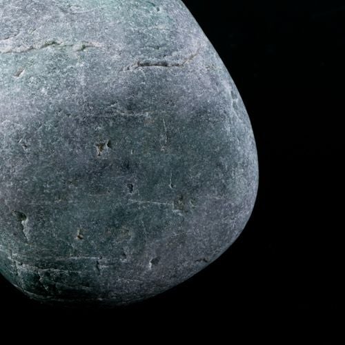 海石・黒にグリーン模様翡翠・結晶輝く・宮崎海岸産・760g】（高品質