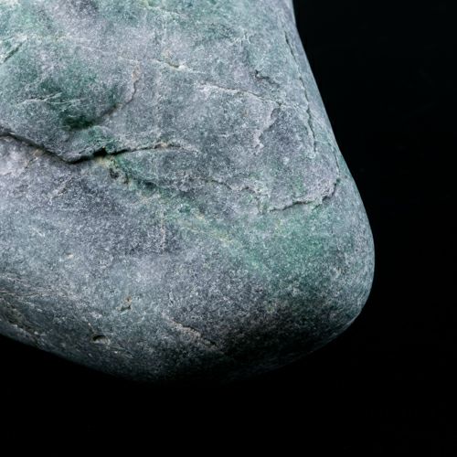 海石・黒にグリーン模様翡翠・結晶輝く・宮崎海岸産・760g】（高品質