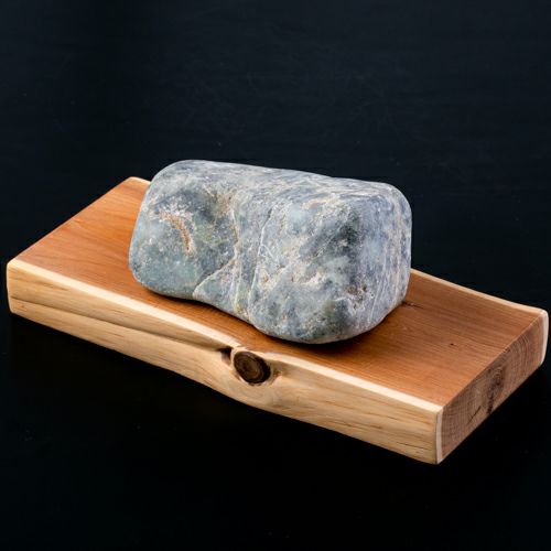 海石・薄い黒と緑・マットな感触・親不知海岸産・680g】（高品質黒