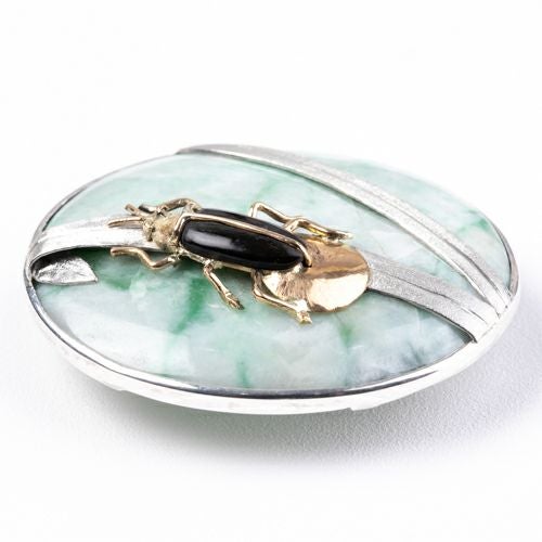 ホタルのモチーフ】（高品質淡緑色ヒスイ）糸魚川天然翡翠帯留め