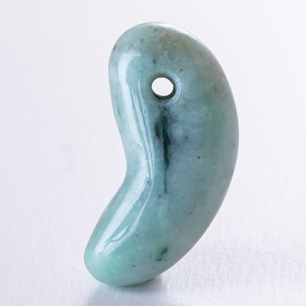 艶良し・透明感良し】（高品質濃緑色ヒスイ）糸魚川天然翡翠勾玉