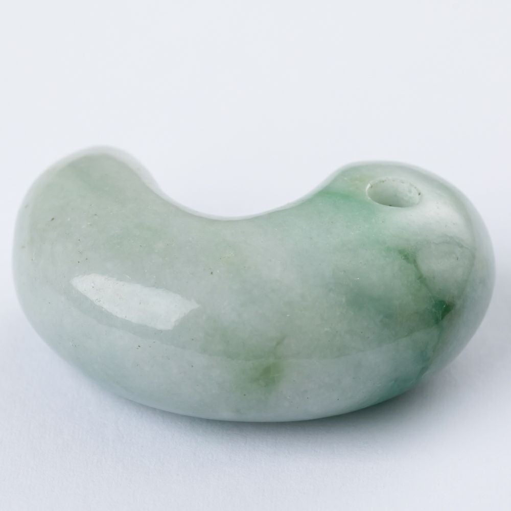 ✳味身絶品‼️高価糸魚川翡翠勾玉　微細な結晶に濃厚な緑　身近な御守りに　本物を‼️ プレミアム・古代の薫・とろみある淡緑色・透明感良し・艶美麗