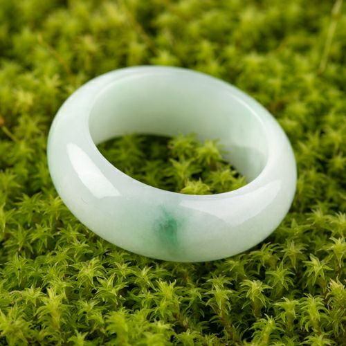 17号・ほんのり緑・透明感抜群・艶美麗】（高品質淡緑色ヒスイ）糸魚川