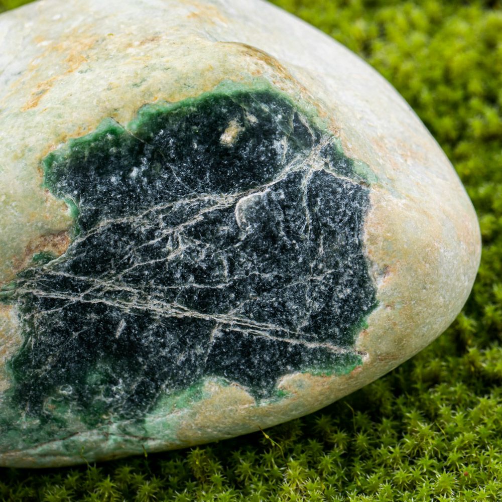 濃緑色・親不知産・1,230g】（高品質濃緑色ヒスイ）糸魚川天然翡翠原石