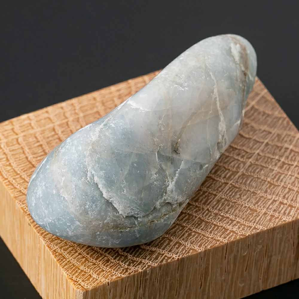薄青色・市振海岸産・66g】（高品質青色ヒスイ）糸魚川天然翡翠原石