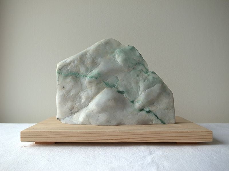 板状原石・824g】（高品質濃緑色ヒスイ）糸魚川天然翡翠原石 | 糸魚川