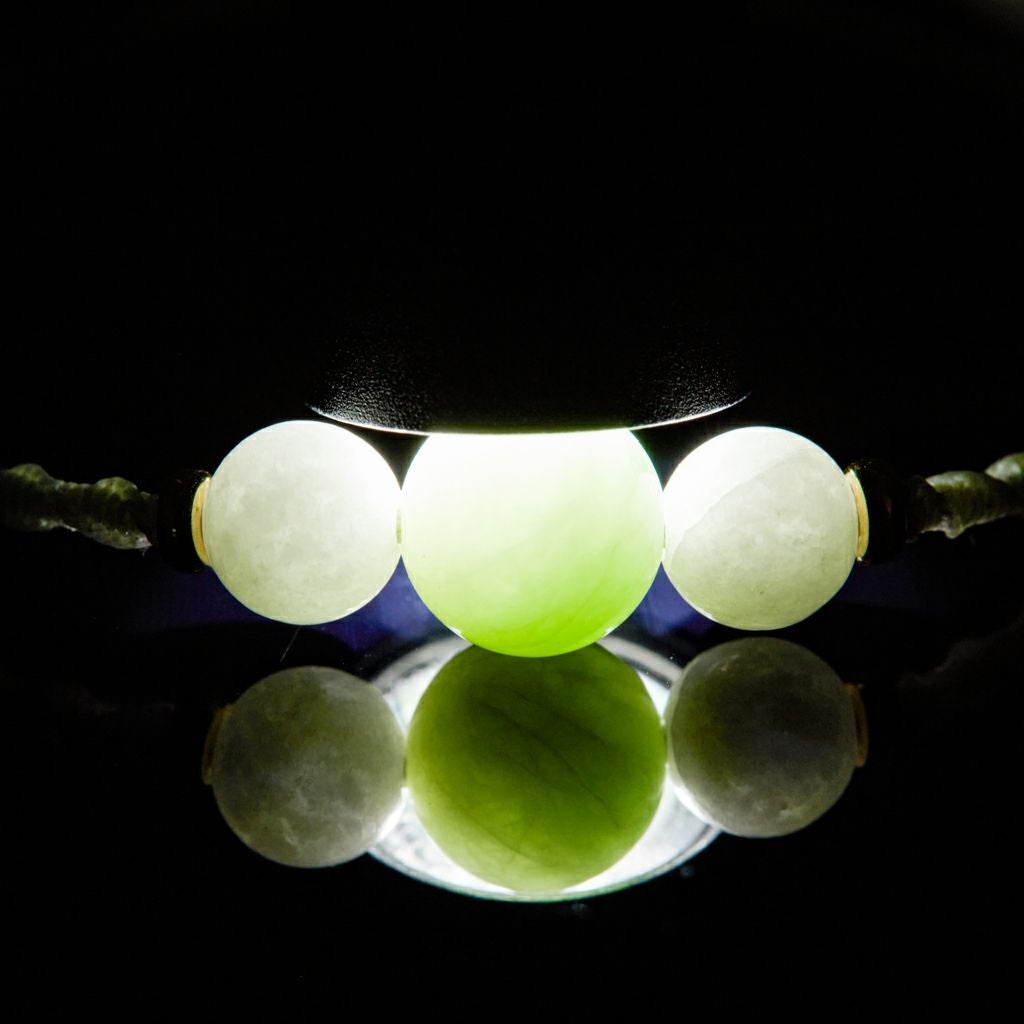 K18/グレー紐/8mm&6mm】（高品質淡緑/白色ヒスイ）糸魚川天然翡翠3つ
