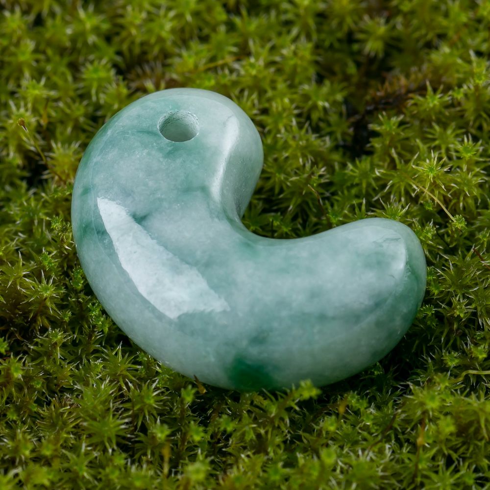 濃緑まだら模様・艶美麗】（高品質濃緑色ヒスイ）糸魚川天然翡翠勾玉