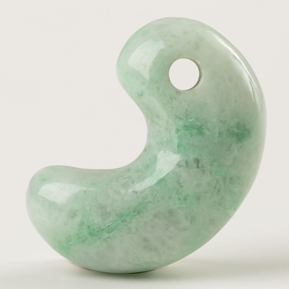 淡緑のまだら模様・艶美麗】（高品質淡緑色ヒスイ）糸魚川天然翡翠勾玉