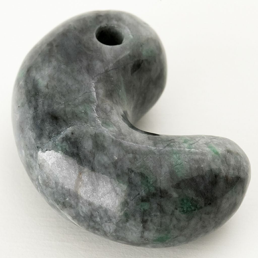 黒と白が混ざり合う模様・艶良し】（高品質黒色ヒスイ）糸魚川天然翡翠