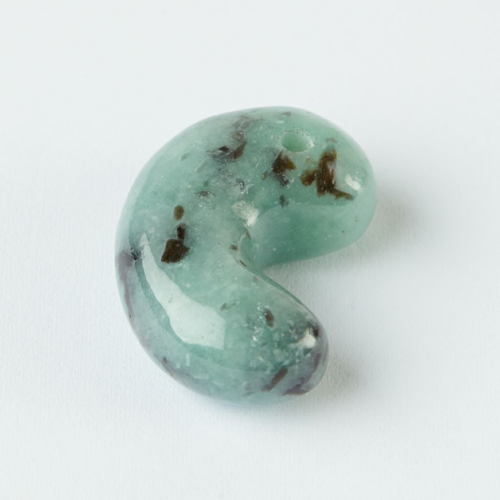 入コン沢・緑青色・艶美麗】（高品質緑青色ヒスイ）糸魚川天然翡翠勾玉