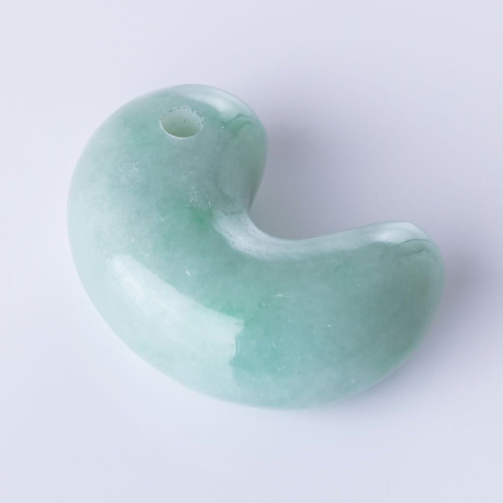 プレミアム・古代の勾玉・濃緑色・艶美麗】（プレミアム濃緑色ヒスイ