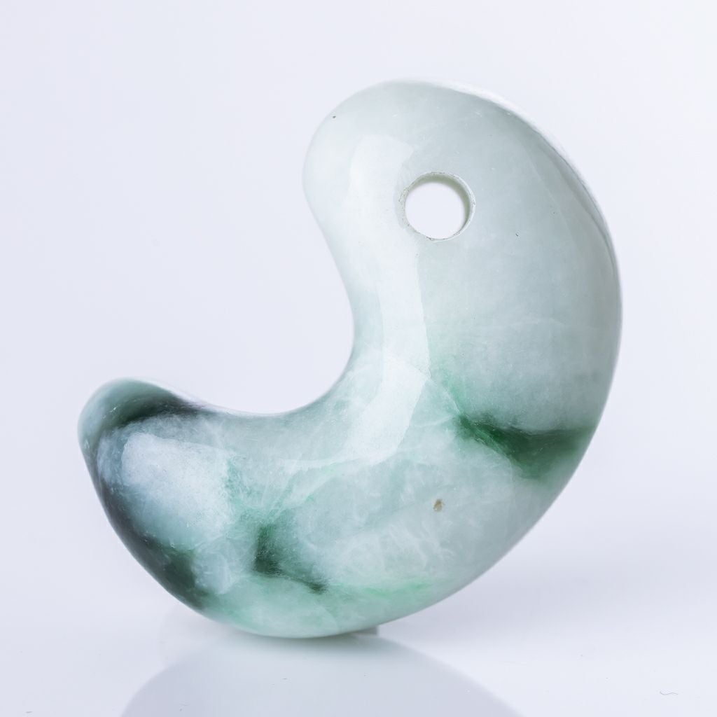 鮮やかなマーブル・艶美麗】（高品質濃緑色ヒスイ）糸魚川天然翡翠勾玉