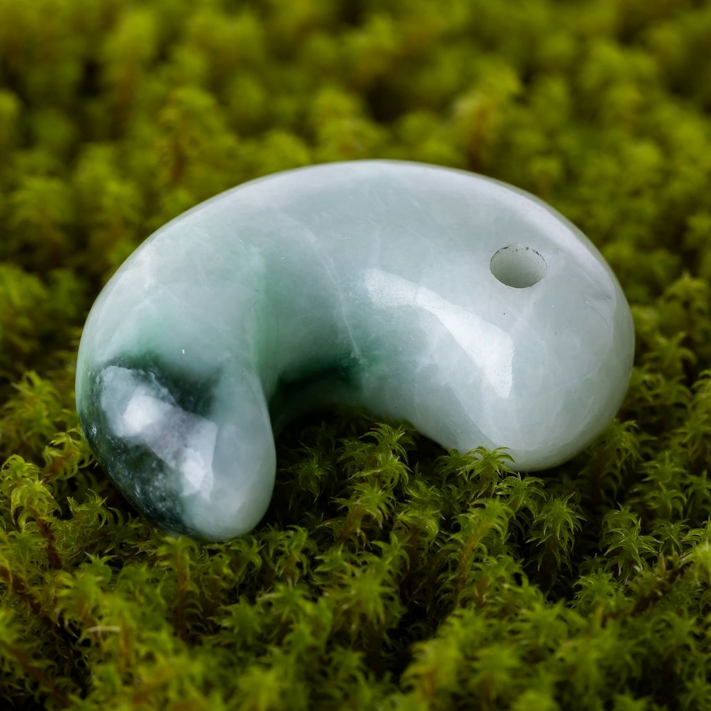 鮮やかなマーブル・艶美麗】（高品質濃緑色ヒスイ）糸魚川天然翡翠勾玉