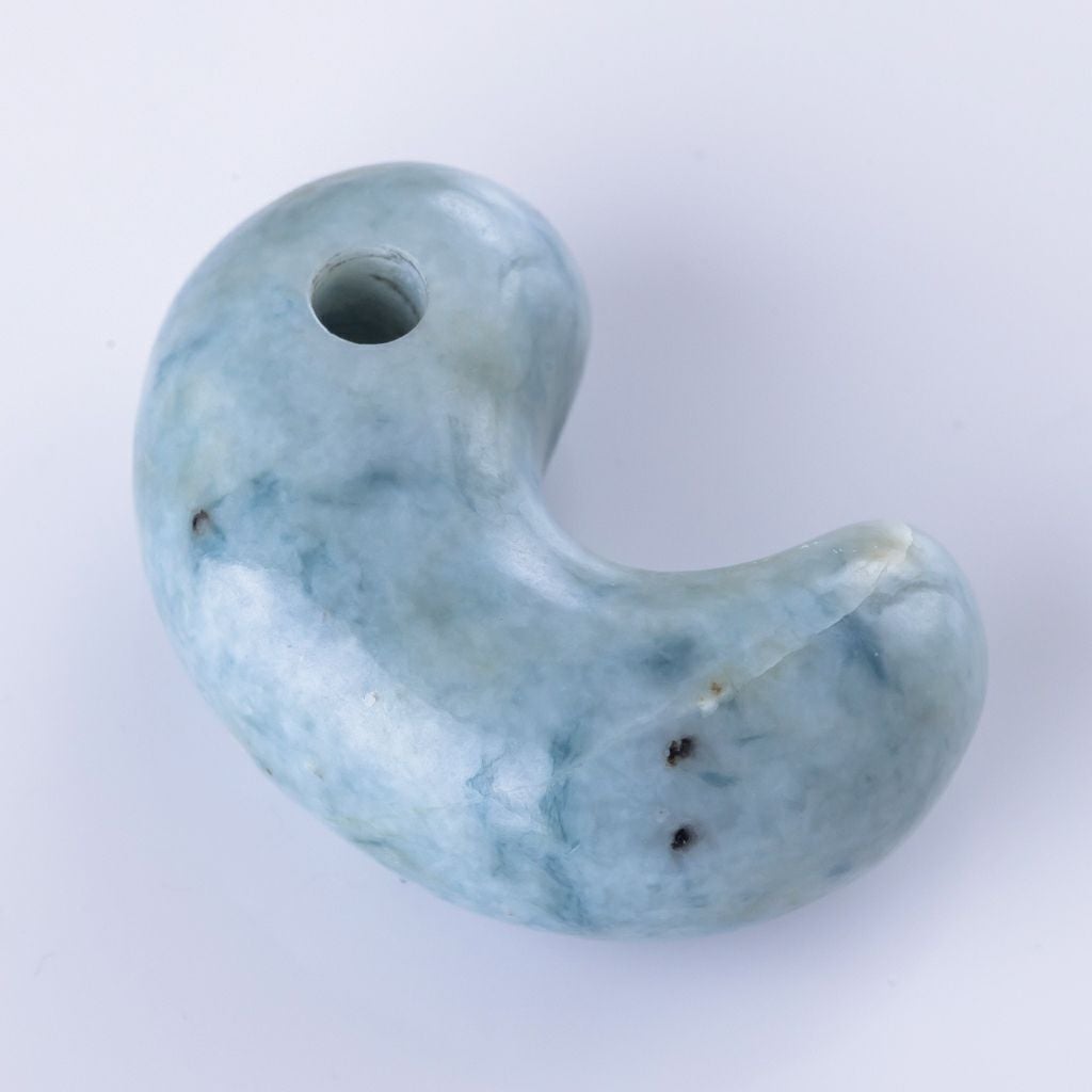 青色まだら模様・艶良し】（高品質青色ヒスイ）糸魚川天然翡翠勾玉